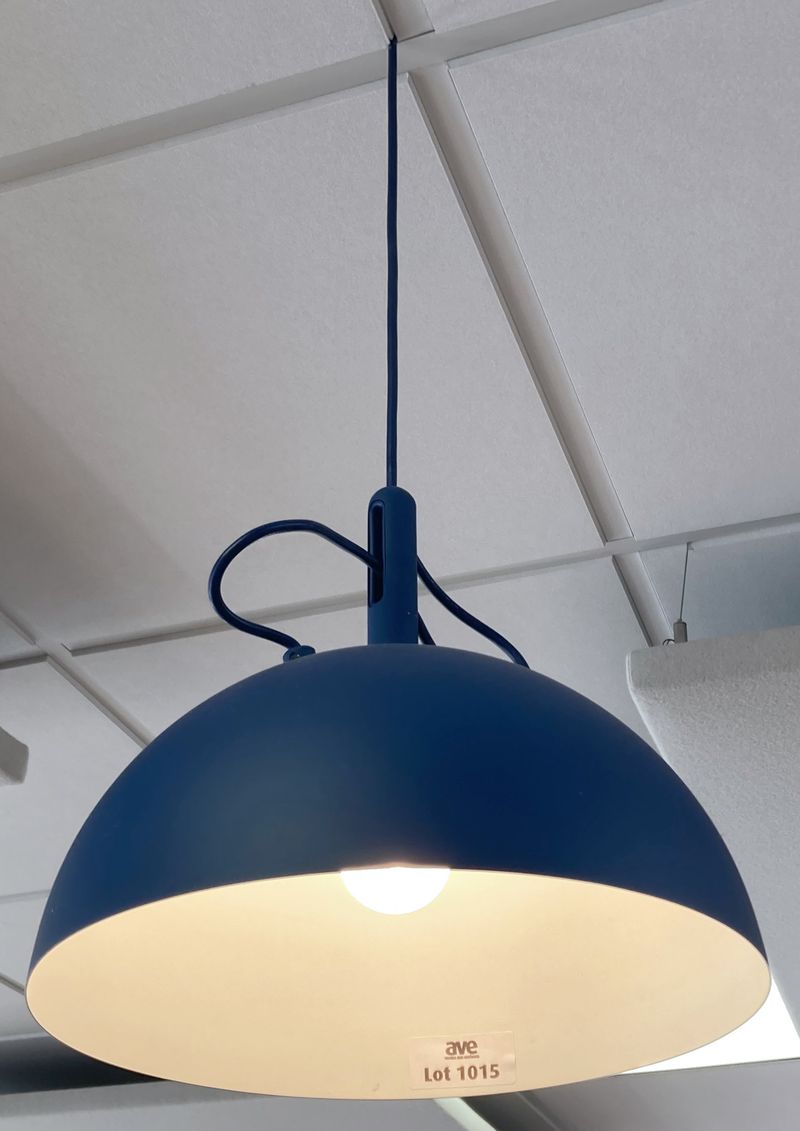 SUSPENSION DESIGN RIKKE HAGEN & ANDREAS LUND MODELE WATT A LAMP EDITION HALO DESIGN ABAT-JOUR ROND A HAUTEUR REGLABLE EN ALUMINIUM LAQUE BLEU ET BLANC.