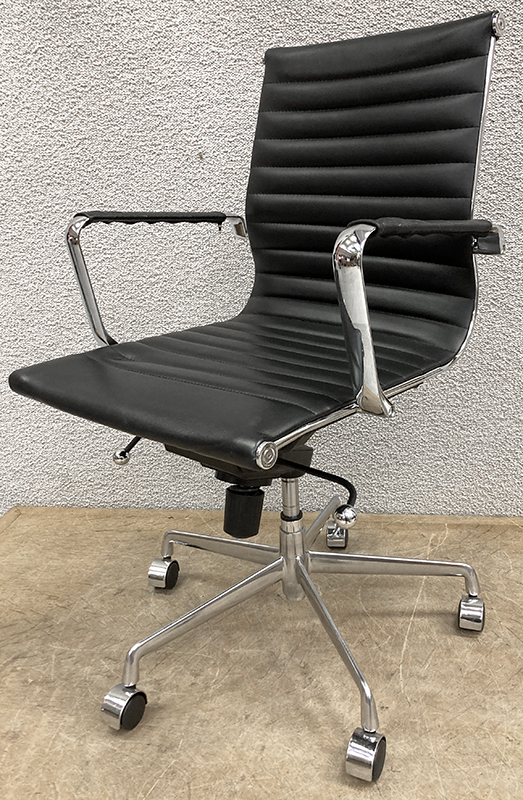 FAUTEUIL DE BUREAU DANS LE GOUT DE CHARLES & RAY EAMES DOSSIER ET ASSISE EN CUIR NOIR, ACCOUDOIR EN ACIER CHROME COUVERT D'UN MANCHON DE CUIR NOIR DEHOUSSABLE SUR UNE STRUCTURE EN ACIER CHROME ET PIETEMENT EN ETOILE A 5 BRANCHES EN ACIER CHROME AVEC ROULETTES DIRECTIONNELLES A GARDE-BOUES CHROME, HAUTEUR ET ASSISE REGLABLES. USURE. 101 X 57 X 62 CM. 3 UNITES. VENDU A L'UNITE AVEC FACULTE DE REUNION.