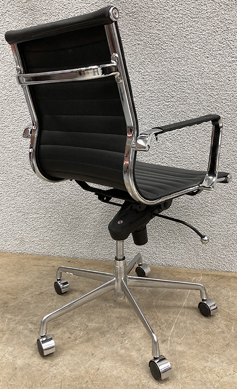 FAUTEUIL DE BUREAU DANS LE GOUT DE CHARLES & RAY EAMES DOSSIER ET ASSISE EN CUIR NOIR, ACCOUDOIR EN ACIER CHROME COUVERT D'UN MANCHON DE CUIR NOIR DEHOUSSABLE SUR UNE STRUCTURE EN ACIER CHROME ET PIETEMENT EN ETOILE A 5 BRANCHES EN ACIER CHROME AVEC ROULETTES DIRECTIONNELLES A GARDE-BOUES CHROME, HAUTEUR ET ASSISE REGLABLES. USURE. 101 X 57 X 62 CM. 3 UNITES. VENDU A L'UNITE AVEC FACULTE DE REUNION.