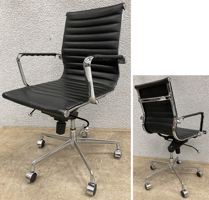 FAUTEUIL DE BUREAU DANS LE GOUT DE CHARLES & RAY EAMES DOSSIER ET ASSISE EN CUIR NOIR, ACCOUDOIR EN ACIER CHROME COUVERT D'UN MANCHON DE CUIR NOIR DEHOUSSABLE SUR UNE STRUCTURE EN ACIER CHROME ET PIETEMENT EN ETOILE A 5 BRANCHES EN ACIER CHROME AVEC ROULETTES DIRECTIONNELLES A GARDE-BOUES CHROME, HAUTEUR ET ASSISE REGLABLES. USURE. 101 X 57 X 62 CM. 3 UNITES. VENDU A L'UNITE AVEC FACULTE DE REUNION.