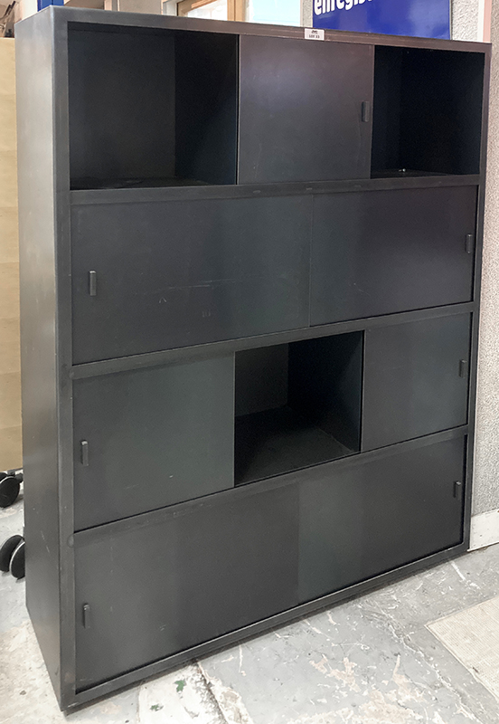 ETAGERE EN ACIER LAQUE NOIR A 4 NIVEAUX ET OUVRANT PAR 7 PORTES COULISSANTES. 158 X 120 X 40 CM.