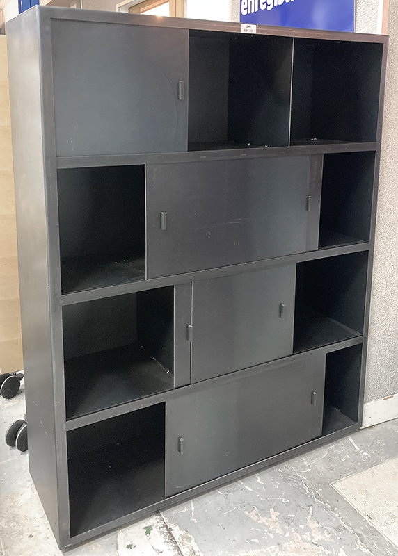 ETAGERE EN ACIER LAQUE NOIR A 4 NIVEAUX ET OUVRANT PAR 7 PORTES COULISSANTES. 158 X 120 X 40 CM.