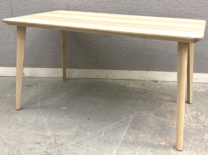 TABLE EN BOIS STRATIFIE CLAIR REPOSANT SUR 4 PIEDS EN BOIS CLAIR. 75 X 140 X 78 CM.