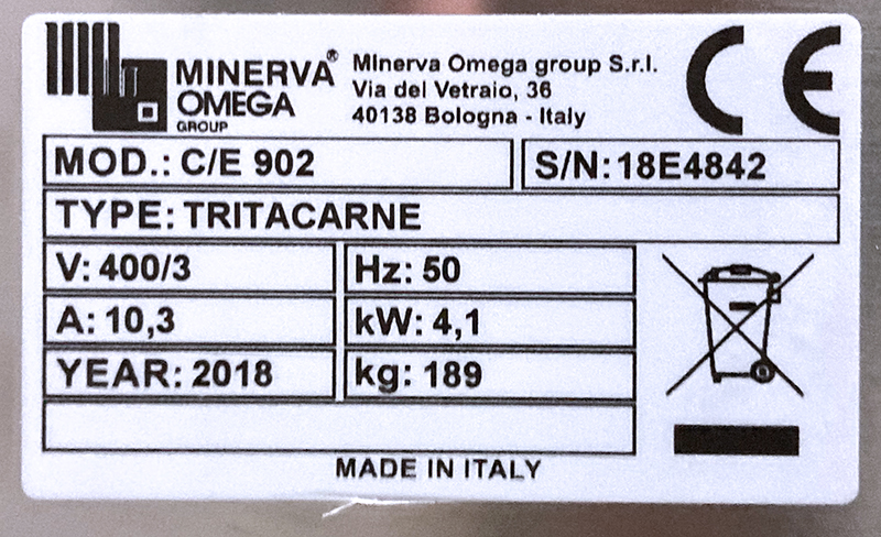 HACHE-VIANDE DE MARQUE BIRO MINERVA OMEGA MODELE C/E 902 TRITACARNE 400V 10.3A 4.1KW ANNEE 2018 EN INOX ALIMENTAIRE SUR 4 ROULETTES DONT 2 DIRECTIONNELLES FREINEES AVEC SA PEDALE DE COMMANDE EN PLASTIQUE JAUNE ET NOIR. 173/128 X 73 X 99 CM.