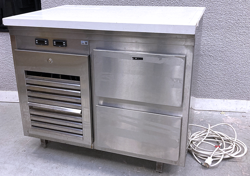 MEUBLE BAS REFRIGERE EN INOX SURMONTE D'UNE PLANCHE DE DECOUPE EN NYLON ALIMENTAIRE OUVRANT PAR 2 TIROIRS A BACS GASTRO EN FACADE AVEC GROUPE FROID INTEGRE REPOSANT SUR 4 PIEDS. 89 X 100 X 70 CM