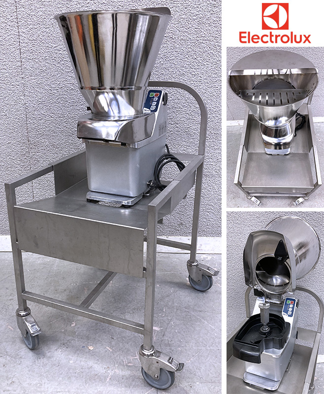 COUPE LEGUME ELECTRIQUE A TREMIE AUTOMATIQUE DE 500 WATTS EN INOX ALIMENTAIRE DE MARQUE ELECTROLUX PROFESSIONNEL MODELE TRAVEU TR210 YVVT. 2100 KG / HEURE. ANNEE 2018. 230 VOLTS. DIMENSIONS DE LA MACHINE SEULE : 70 X 42 X 48 CM. DIMENSIONS DU CHARIOT SEUL : 101 X 59 X 73 CM. HAUTEUR DE L'ENSEMBLE : 130 CM.