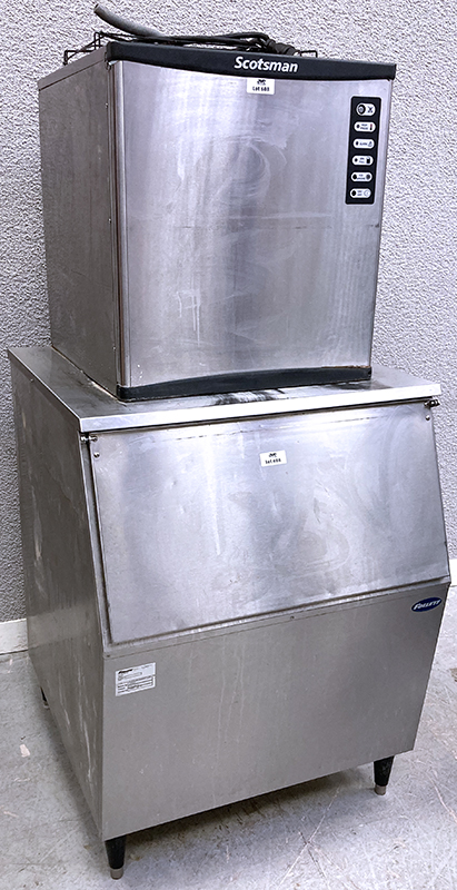 MACHINE A GLACONS EN INOX DE MARQUE SCOTSMAN MODELE ICE MAKER NW508AS 230/50/1 230V ANNEE 2018 SUR SON RESERVOIR DE COLLECTE EN INOX OUVRANT PAR UNE TRAPPE EN FACADE DE MARQUEFOLLET MODELE ICE STORAGE BIN L425SDC. 169 X 77 X 81 CM.