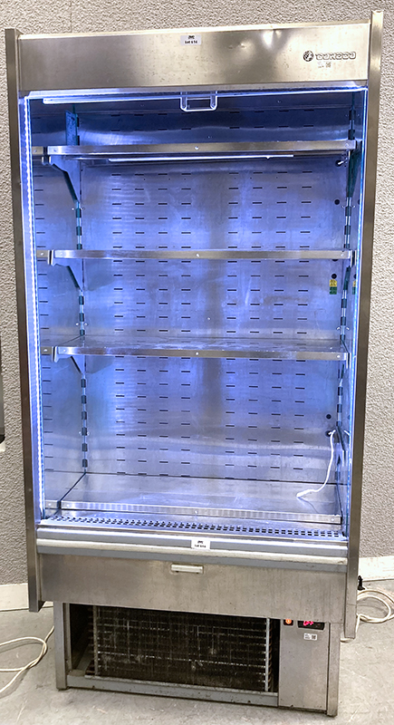 VITRINE DE SERVICE REFRIGEREE POSITIVE EN INOX ALIMENTAIRE DE MARQUE CORECO MODELE CM I-5-100-LC 230V AVEC 4 ETAGERES (MANQUE 1 EQUERRE) ECLAIREE PAR 2 RANGEES DE LED VERTICALES ET FERMANT PAR 1 RIDEAU EN PLASTIQUE GRIS (USURE). GROUPE FROID INTEGRE. 202 X 97 X 64 CM.