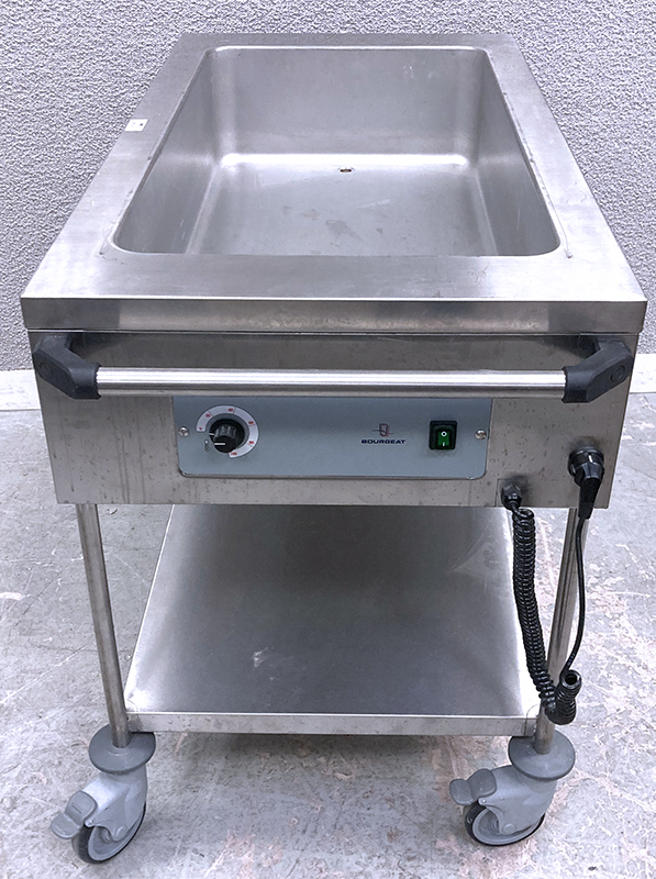 BAIN MARIE MOBILE SANS ETUVE A CUVE SIMPLE EN INOX ALIMENTAIRE AVEC ENTRETOISE DE MARQUE BOURGEAT MODELE 872003 230V 2100W SUR 4 ROULETTES DIRECTIONNELLES DONT 2 FREINEES. 90 X 125 X 65 CM. 2 UNITES. VENDU A L'UNITE AVEC FACULTE DE REUNION.