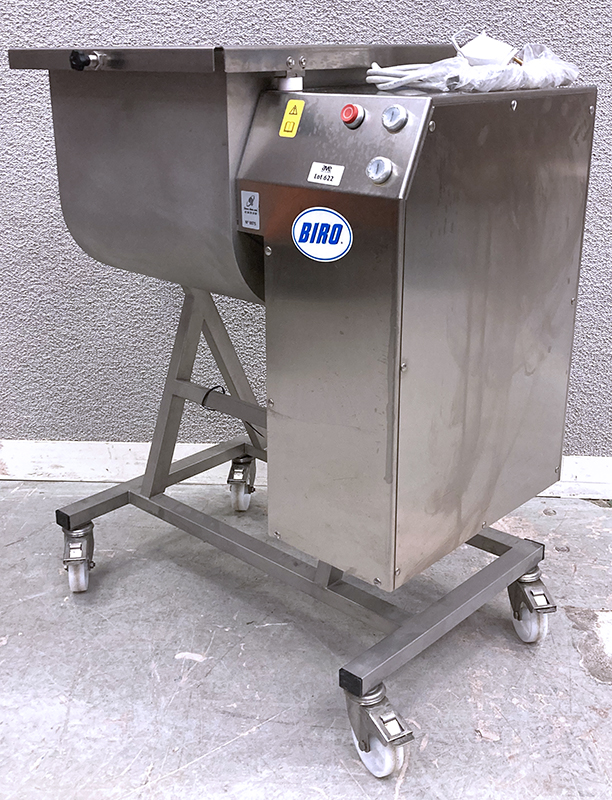 MELANGEUR BIPALE EN INOX ALIMENTAIRE REPOSANT SUR 4 ROULETTES DIRECTIONNELLES DONT 2 FREINEES DE MARQUE BIRO MINERVA OMEGA MODELE C/E MB50 400V 1,85KW 4,3A ANNEE 2018. 104 X 68 X 79 CM.