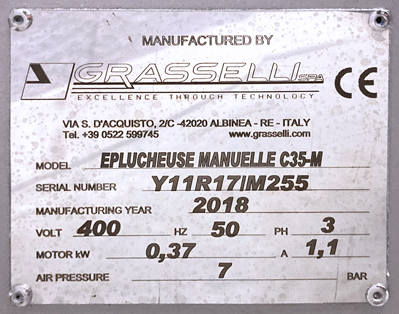 EPLUCHEUSE DE VOLAILLE ELECTRIQUE DE MARQUE GRASSELLI MODELE EPLUCHEUSE MANUELLE C35-M 400V 370W 1,1A OUVRANT PAR UNE PORTE FRONTALE SUR LE TABLEAU ELECTRIQUE ET DES PARTIES MECANIQUES SUR 4 ROULETTES DONT 2 DIRECTIONNELLES FREINEES AVEC SA PEDALE DE COMMANDE.  117 X 52 X 50 CM.