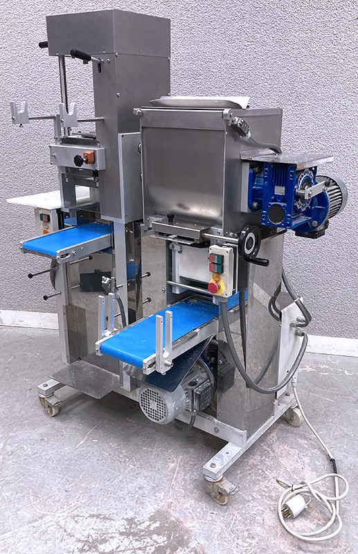 MACHINE A PATES ET RAVIOLI AUTOMATIQUE DE MARQUE CAPITANI MODELE KOMBY 160 400V 3KW REPOSANT SUR 4 ROULETTES DIRECTIONNELLES. MIXEUR CAPACITE 22KG, LAIZE DES FEUILLES DE PATE 160CM, PRODUCTION HORAIRE DE PATES : 30 A 40 KG, PRODUCTION HORAIRE DE RAVIOLI : 60 A 80 KG.  170 X 137 X 97 CM.