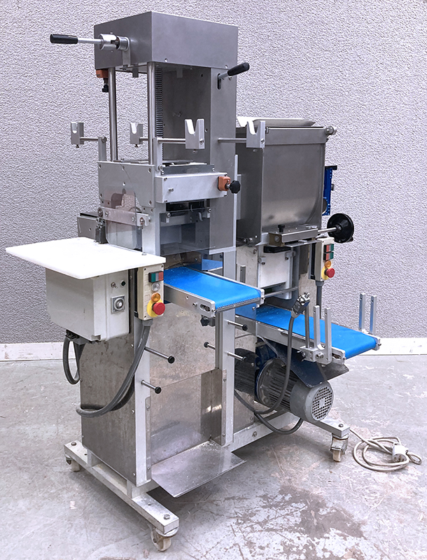 MACHINE A PATES ET RAVIOLI AUTOMATIQUE DE MARQUE CAPITANI MODELE KOMBY 160 400V 3KW REPOSANT SUR 4 ROULETTES DIRECTIONNELLES. MIXEUR CAPACITE 22KG, LAIZE DES FEUILLES DE PATE 160CM, PRODUCTION HORAIRE DE PATES : 30 A 40 KG, PRODUCTION HORAIRE DE RAVIOLI : 60 A 80 KG.  170 X 137 X 97 CM.