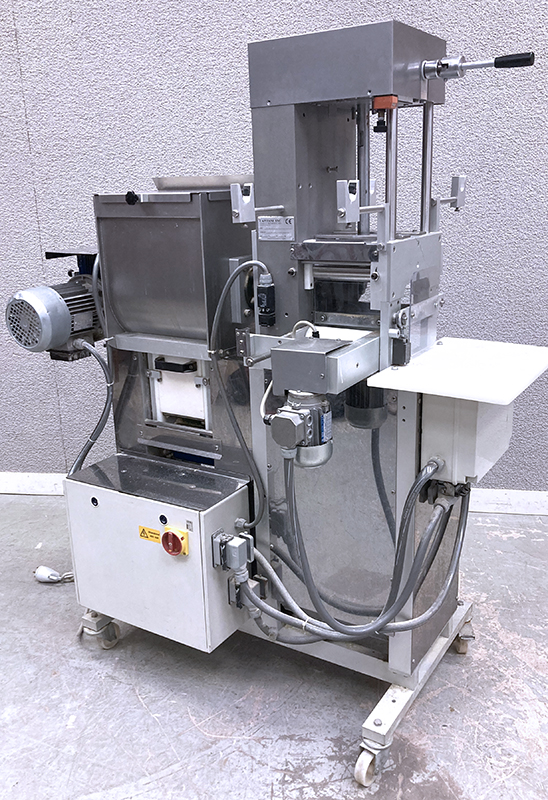 MACHINE A PATES ET RAVIOLI AUTOMATIQUE DE MARQUE CAPITANI MODELE KOMBY 160 400V 3KW REPOSANT SUR 4 ROULETTES DIRECTIONNELLES. MIXEUR CAPACITE 22KG, LAIZE DES FEUILLES DE PATE 160CM, PRODUCTION HORAIRE DE PATES : 30 A 40 KG, PRODUCTION HORAIRE DE RAVIOLI : 60 A 80 KG.  170 X 137 X 97 CM.