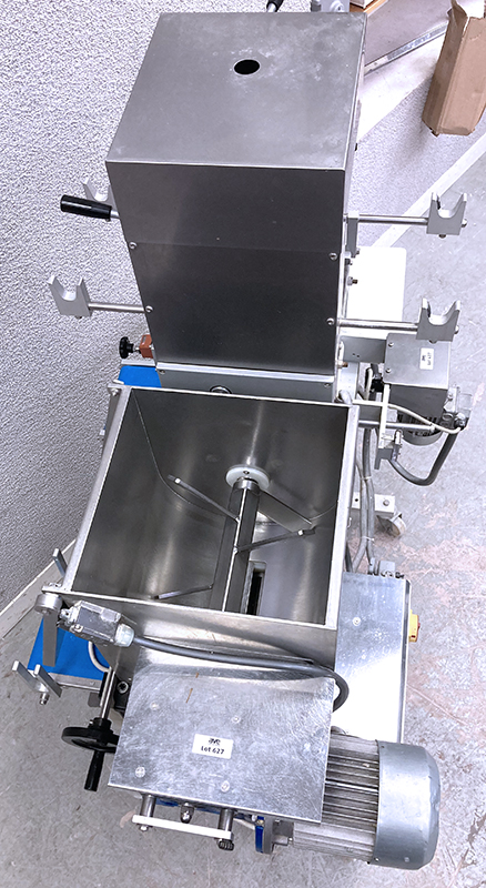 MACHINE A PATES ET RAVIOLI AUTOMATIQUE DE MARQUE CAPITANI MODELE KOMBY 160 400V 3KW REPOSANT SUR 4 ROULETTES DIRECTIONNELLES. MIXEUR CAPACITE 22KG, LAIZE DES FEUILLES DE PATE 160CM, PRODUCTION HORAIRE DE PATES : 30 A 40 KG, PRODUCTION HORAIRE DE RAVIOLI : 60 A 80 KG.  170 X 137 X 97 CM.