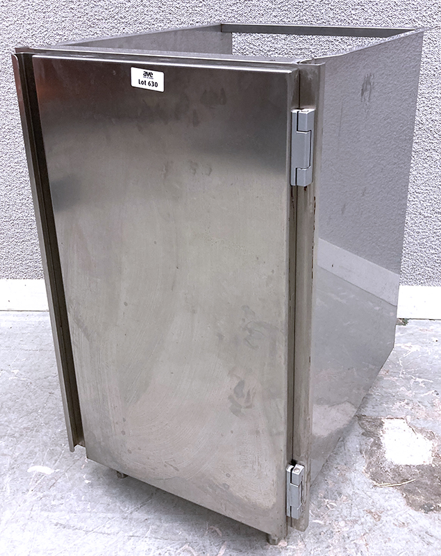 MEUBLE BAS EN INOX ALIMENTAIRE OUVRANT PAR 1 PORTE SUR 1 NICHE, REPOSANT SUR 4 PIEDS. 87 X 52 X 56,5 CM.