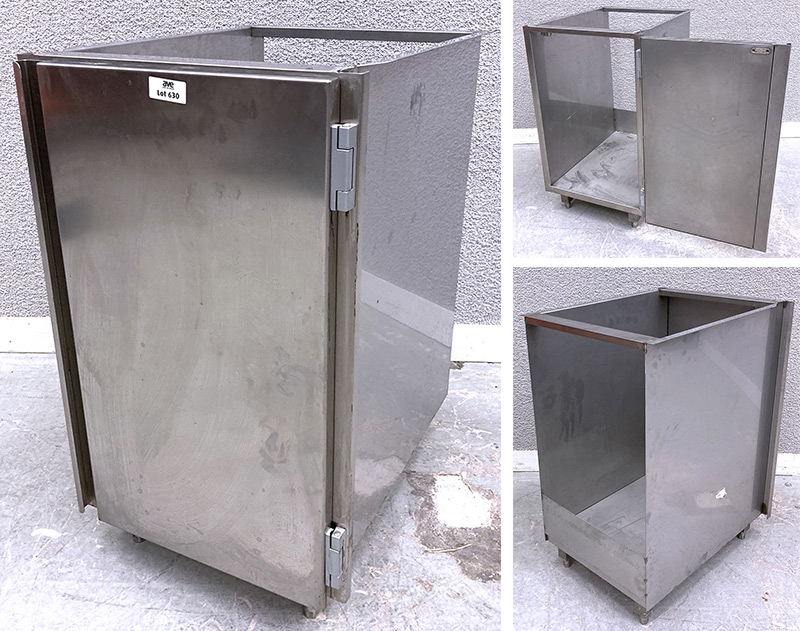 MEUBLE BAS EN INOX ALIMENTAIRE OUVRANT PAR 1 PORTE SUR 1 NICHE ET REPOSANT SUR 4 PIEDS. 87 X 52 X 56,5 CM.