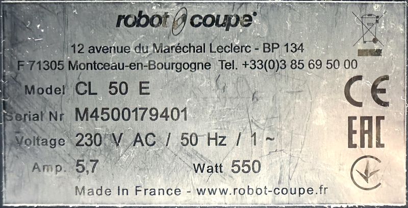 COUPE LEGUMES ELECTRIQUE DE 550 WATTS DE MARQUE ROBOT COUPE MODELE CL50. VENDU SANS DISQUE DE COUPE. 230 VOLTS. 60 X 38 X 30.5 CM.