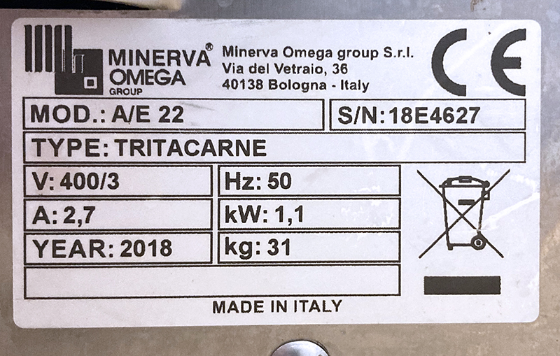 HACHOIR A VIANDE D'ETAL EN INOX ALIMENTAIRE DE MARQUE MINERVA OMEGA MODELE TRITACARNE A/E 22 400V AVEC SES ACCESSOIRES. ON Y JOINT 1 COUTEAU SUPPLEMENTAIRE. 53 X 30 X 45 CM.