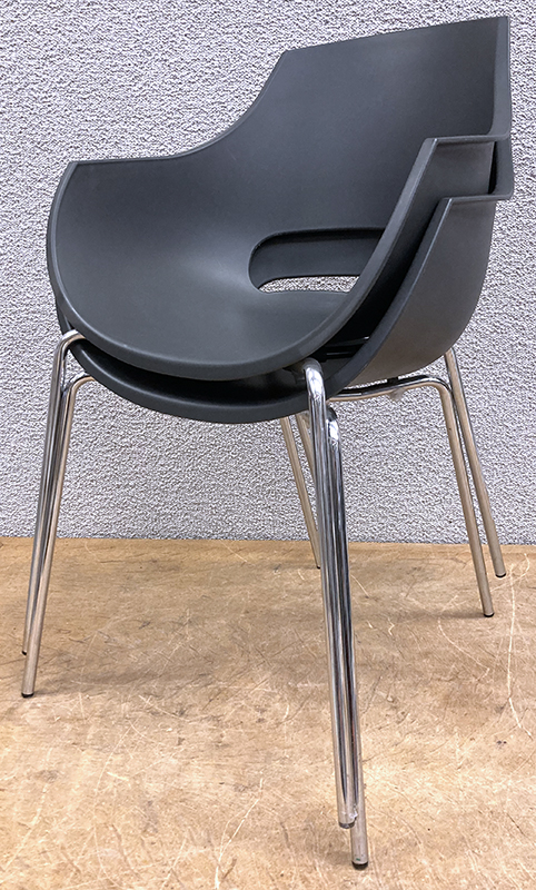 4 FAUTEUILS EMPILABLES DE MARQUE PAPATYA MODELE OPAL-ML ARMCHAIR ASSISE ET DOSSIER COQUE EN POLYCARBONATE DE COULEUR GRIS REPOSANT SUR 4 PIEDS EN ACIER CHROME. 83 X 58 X 62 CM.