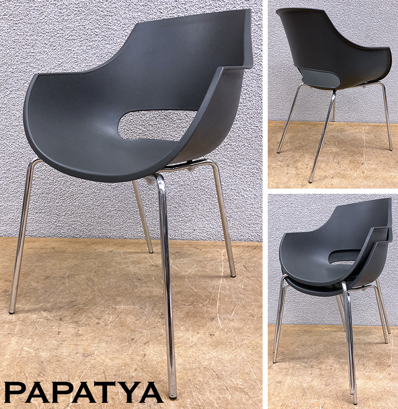 4 FAUTEUILS EMPILABLES DE MARQUE PAPATYA MODELE OPAL-ML ARMCHAIR ASSISE ET DOSSIER COQUE EN POLYCARBONATE DE COULEUR GRIS REPOSANT SUR 4 PIEDS EN ACIER CHROME. 83 X 58 X 62 CM.