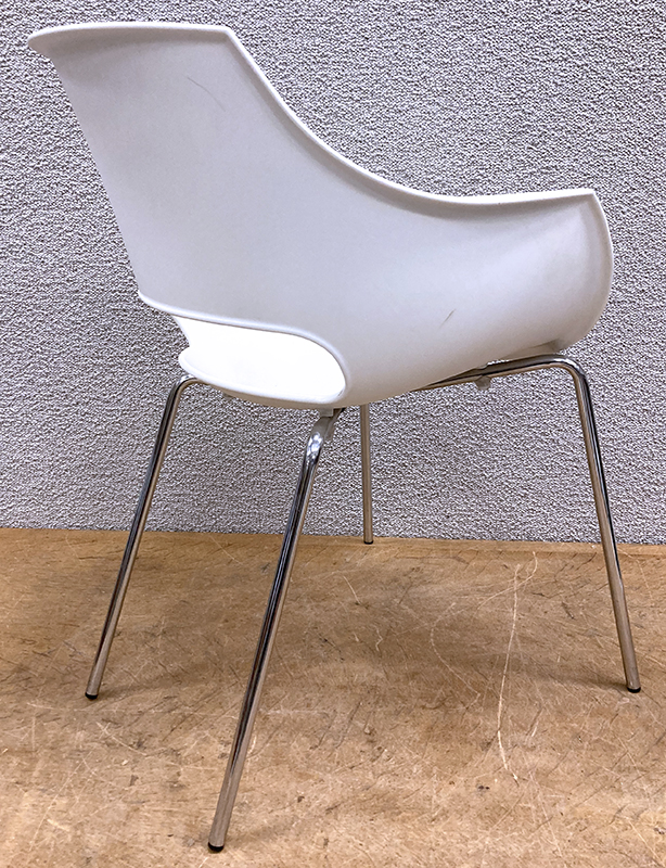 PAIRE DE FAUTEUILS EMPILABLES DE MARQUE PAPATYA MODELE OPAL-ML ARMCHAIR ASSISE ET DOSSIER COQUE EN POLYCARBONATE DE COULEUR BLANCHES REPOSANT SUR 4 PIEDS EN ACIER CHROME. 83 X 58 X 62 CM.