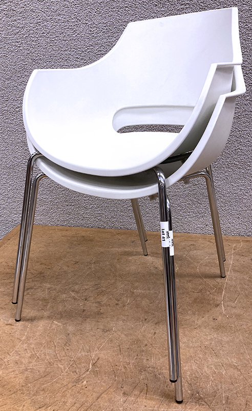 FAUTEUIL EMPILABLE DE MARQUE PAPATYA MODELE OPAL-ML ARMCHAIR ASSISE ET DOSSIER COQUE EN POLYCARBONATE BLANCHES REPOSANT SUR 4 PIEDS EN ACIER CHROME. 83 X 58 X 62 CM. 2 UNITES. VENDU A L'UNITE AVEC FACULTE DE REUNION.