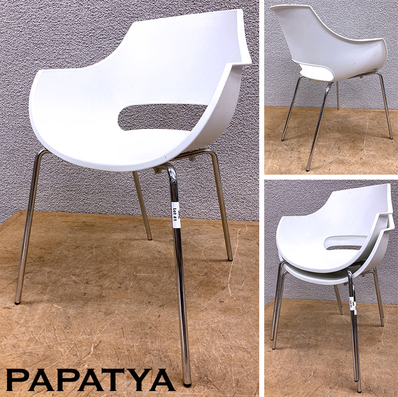 PAIRE DE FAUTEUILS EMPILABLES DE MARQUE PAPATYA MODELE OPAL-ML ARMCHAIR ASSISE ET DOSSIER COQUE EN POLYCARBONATE DE COULEUR BLANCHES REPOSANT SUR 4 PIEDS EN ACIER CHROME. 83 X 58 X 62 CM.