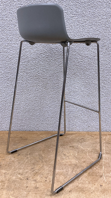 PAIRE DE CHAISSE HAUTES EMPILABLES DESIGN CHRISTOPHE GENNY MODELE VESPER 3 EDITIONS COLOS DOSSIER ET ASSISE COQUE EN POLYPROPYLENE GRIS REPOSANT UNE STRUCTURE SUR 4 PIEDS AVEC REPOSE-PIEDS EN ACIER CHROME. 83 X 58 X 62 CM. 95 X 50 X 50 CM.