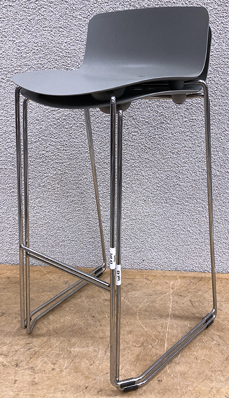 PAIRE DE CHAISSE HAUTES EMPILABLES DESIGN CHRISTOPHE GENNY MODELE VESPER 3 EDITIONS COLOS DOSSIER ET ASSISE COQUE EN POLYPROPYLENE GRIS REPOSANT UNE STRUCTURE SUR 4 PIEDS AVEC REPOSE-PIEDS EN ACIER CHROME. 83 X 58 X 62 CM. 95 X 50 X 50 CM.