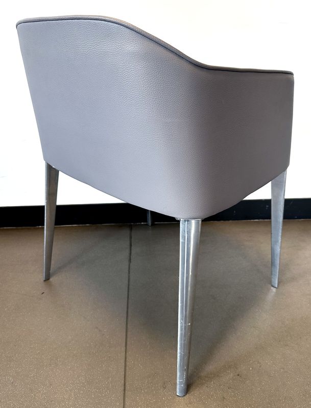 FAUTEUIL DESIGN ALESSANDRO BUSANA MODELE LAJA 2 EDITION PEDRALI, ASSISE ET DOSSIER EN SIMILI CUIR DE COULEUR TAUPE REPOSANT SUR UN PIETEMENT A 4 PIEDS EN ALUMINIUM POLI. 75 X 52 X 51 CM. 2 UNITES. VENDU A L'UNITE AVEC FACULTE DE REUNION.