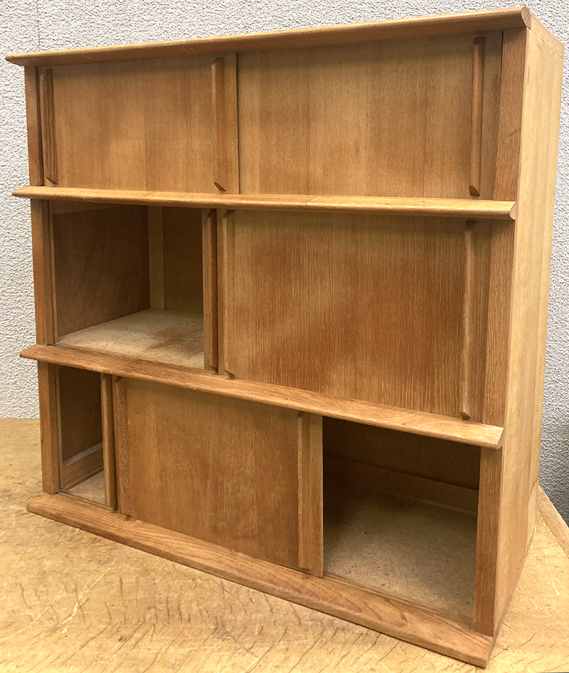 ETAGERE EN CHENE CLAIR A 3 NIVEAUX OUVRANT CHACUNS PAR 2 PORTES COULISSANTES. 102 X 103 X 46 CM. 6 UNITES. VENDU A L'UNITE AVEC FACULTE DE REUNION.