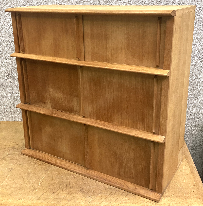 BIBLIOTHEQUE OU PLACARD EN CHENE NATUREL CLAIR A 3 NIVEAUX OUVRANT CHACUN PAR 2 PORTES COULISSANTES. 102 X 103 X 46 CM. 6 UNITES. VENDU A L'UNITE AVEC FACULTE DE REUNION.