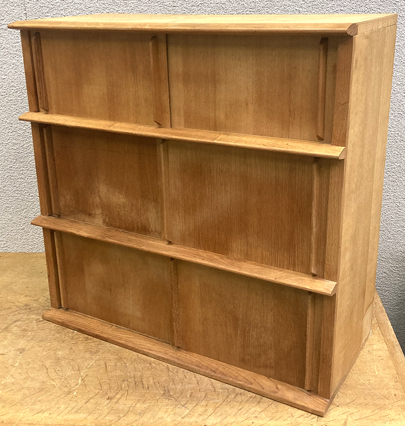 BIBLIOTHEQUE OU PLACARD EN CHENE NATUREL CLAIR A 3 NIVEAUX OUVRANT CHACUN PAR 2 PORTES COULISSANTES. 102 X 107 X 46 CM. 4 UNITES. VENDU A L'UNITE AVEC FACULTE DE REUNION.