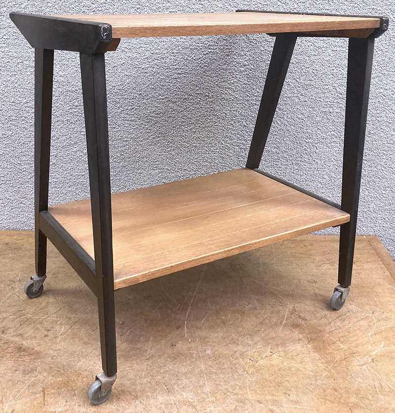 BUREAU D'APPOINT OU DESSERTE OU TABLE D'APPOINT SUR 4 ROULETTES DANS LE GOUT DES ANNEES 1950 EN BOIS VERNIS CLAIR ET SOMBRE A 2 PLATEAUX. 73 X 68 X 54 CM.