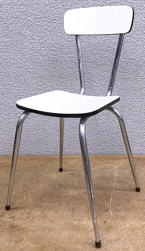 4 CHAISES ANNEES 1960, DOSSIER ET ASSISE EN FORMICA DE COULEUR BLANC REPOSANT SUR UN PIETEMENT A 4 PIEDS COMPAS EN ACIER CHROME. 81 X 44,5 X 45 CM.