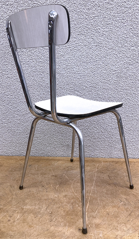 4 CHAISES ANNEES 1960, DOSSIER ET ASSISE EN FORMICA DE COULEUR BLANC REPOSANT SUR UN PIETEMENT A 4 PIEDS COMPAS EN ACIER CHROME. 81 X 44,5 X 45 CM.