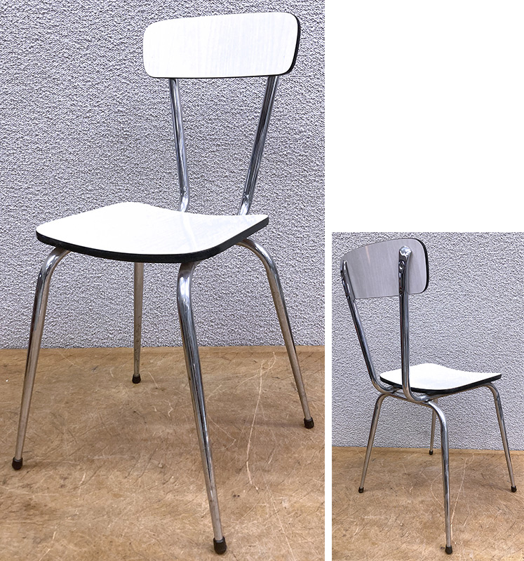 4 CHAISES ANNEES 1960, DOSSIER ET ASSISE EN FORMICA DE COULEUR BLANC REPOSANT SUR UN PIETEMENT A 4 PIEDS COMPAS EN ACIER CHROME. 81 X 44,5 X 45 CM. LOT EXONERE DE TVA.