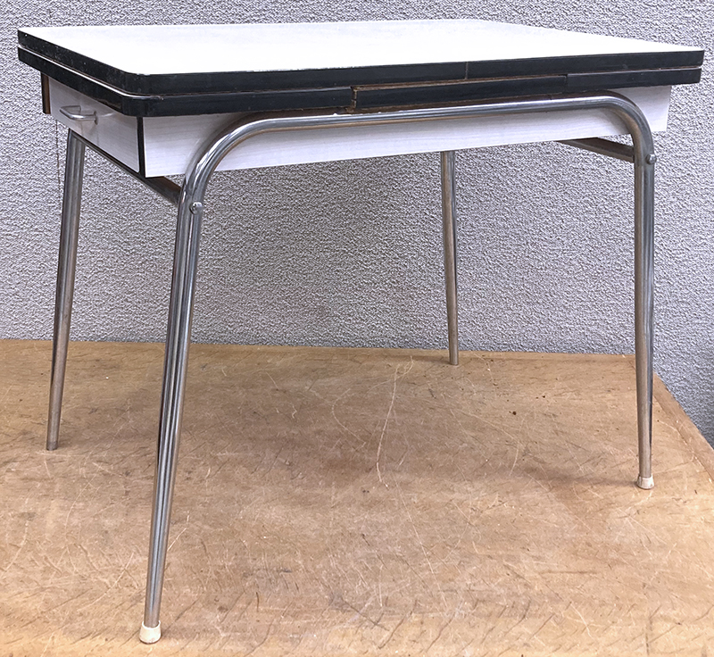 TABLE A 2 RALLONGES ANNEES 1960 A PLATEAU RECTANGULAIRE EN FORMICA DE COULEUR BLANC ET 2 TIROIRS EN CEINTURE REPOSANT SUR UNE STRUCTURE EN ACIER CHROME A 4 PIEDS. MANQUE 2 PATINS. DIMENSIONS MINIMALES : 74,5 X 90 X 60 CM. DIMENSIONS MAXIMALES : 74,5 X 147 X 60 CM.