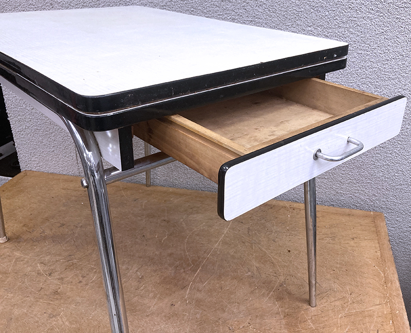 TABLE A 2 RALLONGES ANNEES 1960 A PLATEAU RECTANGULAIRE EN FORMICA DE COULEUR BLANC ET 2 TIROIRS EN CEINTURE REPOSANT SUR UNE STRUCTURE EN ACIER CHROME A 4 PIEDS. MANQUE 2 PATINS. DIMENSIONS MINIMALES : 74,5 X 90 X 60 CM. DIMENSIONS MAXIMALES : 74,5 X 147 X 60 CM.