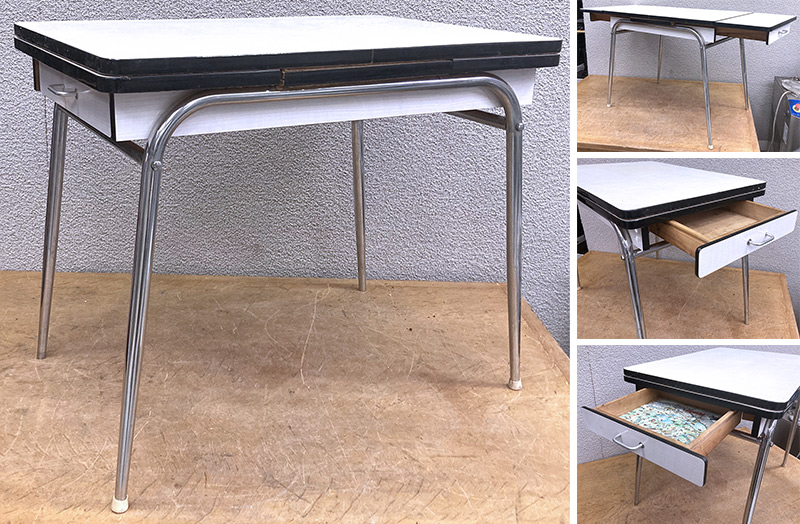 TABLE A 2 RALLONGES ANNEES 1960 A PLATEAU RECTANGULAIRE EN FORMICA DE COULEUR BLANC ET 2 TIROIRS EN CEINTURE REPOSANT SUR UNE STRUCTURE EN ACIER CHROME A 4 PIEDS. MANQUE 2 PATINS. DIMENSIONS MINIMALES : 74,5 X 90 X 60 CM. DIMENSIONS MAXIMALES : 74,5 X 147 X 60 CM. LOT EXONERE DE TVA.