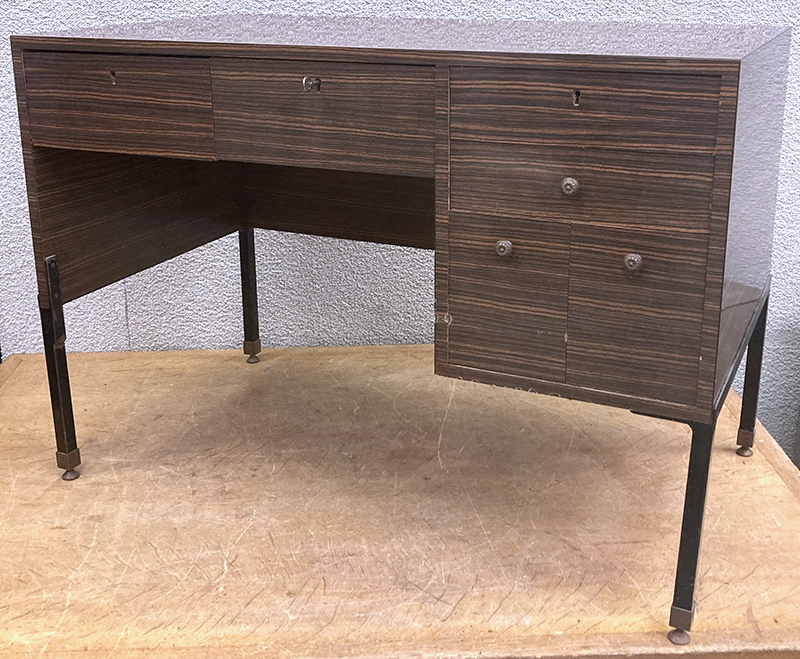 BUREAU EN DROIT EN FORMICA IMITATION PLAQUAGE DE PALISSANDRE OUVRANT PAR 6 TIROIRS EN FACADE DONT 3 FERMANT A CLE REPOSANT SUR UNE STRUCTURE EN ACIER LAQUE NOIR ET PATINS EN LAITON. VENDU AVEC 1 CLEF. 77 X 110 X 60 CM.