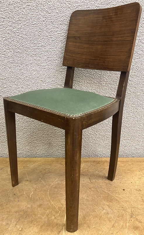 PAIRE DE CHAISES ANNEE 1950 DOSSIER EN PLAQUAGE DE NOYER VERNIS, ASSISE EN SIMILI CUIR DE COULEUR VERT CELADON CLOUTE. TACHES SUR UNE ASSISE. 83 X 43 X 40 CM. 3 UNITES. VENDU A L'UNITE AVEC FACULTE DE REUNION.