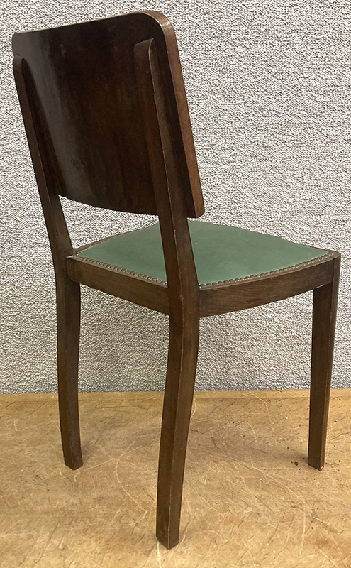 PAIRE DE CHAISES ANNEE 1950 DOSSIER EN PLAQUAGE DE NOYER VERNIS, ASSISE EN SIMILI CUIR DE COULEUR VERT CELADON CLOUTE. TACHES SUR UNE ASSISE. 83 X 43 X 40 CM. 3 UNITES. VENDU A L'UNITE AVEC FACULTE DE REUNION.