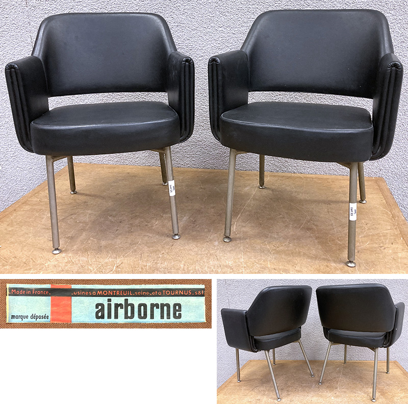 PAIRE DE FAUTEUILS DESIGN MARC SIMON MODELE DEAUVILLE EDITION AIR BORNE DOSSIER ASSISE ET ACCOUDOIRS EN SIMILI CUIR DE COULEUR NOIR REPOSANT SUR 4 PIEDS EN ACIER CHROME. ACCIDENTS. 78 X 58 X 60 CM. LOT EXONERE DE TVA.