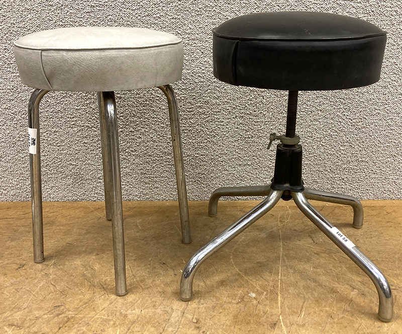 2 TABOURETS ANNEES 1960 DONT : 1 TABOURET AJUSTABLE EN HAUTEUR, ASSISE EN SIMILI CUIR DE COULEUR NOIR SUR UNE COLONNE ET SUR 4 PIEDS EN ACIER CHROME (53 X 56 CM) ET 1 TABOURET ASSISE EN SIMILI CUIR DE COULEUR GRIS PERLE REPOSANT SUR 4 PIEDS EN ACIER CHROME (51 X 34 CM).