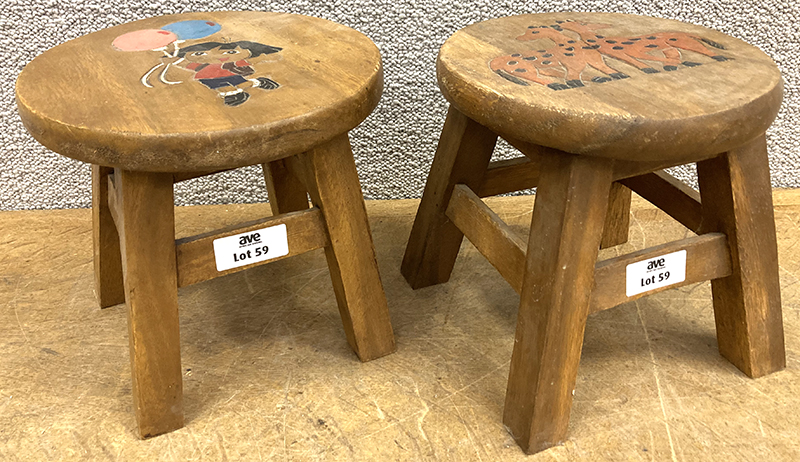 PAIRE DE TABOURETS RUSTIQUES POUR ENFANT EN BOIS VERNIS AVEC SUR L'ASSISE UN MOTIF GRAVE ET PEINT DE DORA L'EXPLORATRICE POUR L'UN ET UN COUPLE DE GIRAFES POUR L'AUTRE. 24,5 X 27 CM