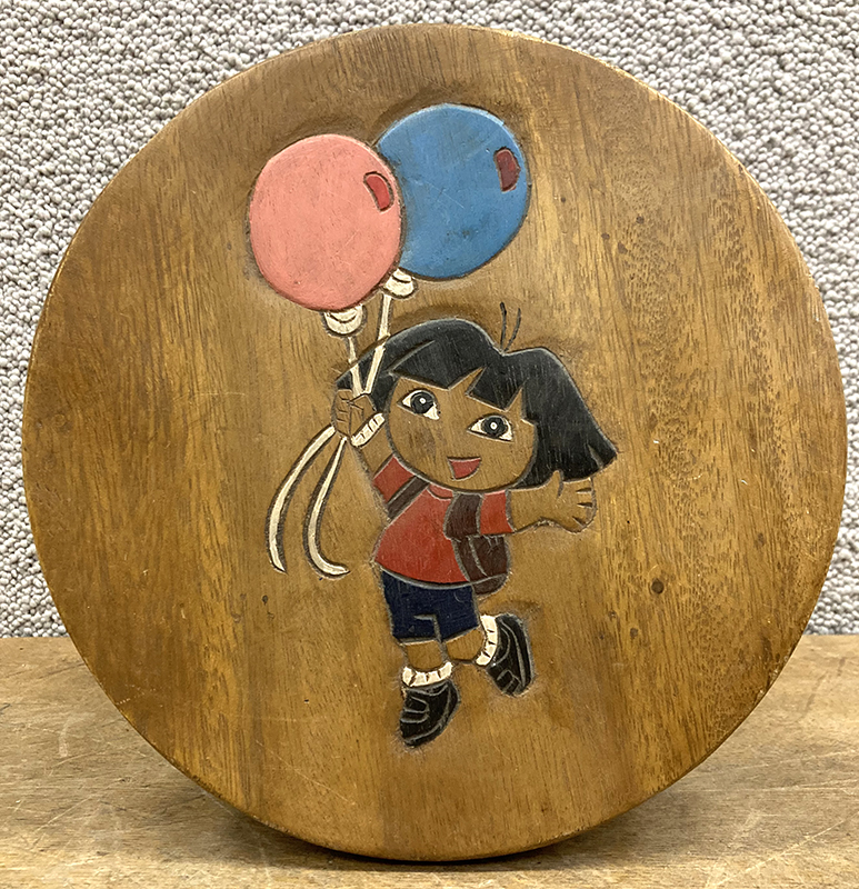 PAIRE DE TABOURETS RUSTIQUES POUR ENFANT EN BOIS VERNIS AVEC SUR L'ASSISE UN MOTIF GRAVE ET PEINT DE DORA L'EXPLORATRICE POUR L'UN ET UN COUPLE DE GIRAFES POUR L'AUTRE. 24,5 X 27 CM