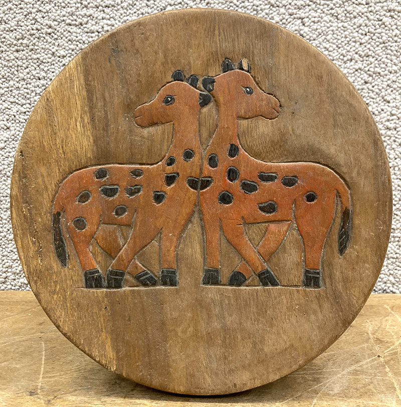 PAIRE DE TABOURETS RUSTIQUES POUR ENFANT EN BOIS VERNIS AVEC SUR L'ASSISE UN MOTIF GRAVE ET PEINT DE DORA L'EXPLORATRICE POUR L'UN ET UN COUPLE DE GIRAFES POUR L'AUTRE. 24,5 X 27 CM