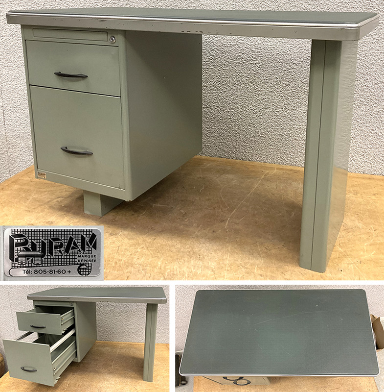 PETIT BUREAU DE DACTYLOGRAPHIE DES ANNEES 1950 EN ACIER LAQUE GRIS VERT DE MARQUE BURAM, PLATEAU RECTANGULAIRE A COINS ARRONDIS CERCLE DE ACIER CHROME ET SOUS-MAIN EN VINYLE DE CLOUEUR GRIS VERT REPOSANT SUR 2 TIROIRS. 70 X 110 X 55.5 CM. LOT EXONERE DE TVA.